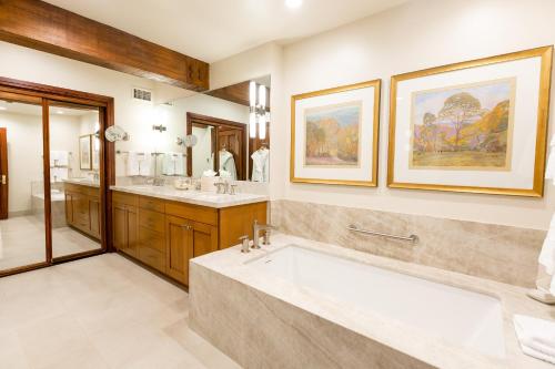 帕克城的住宿－Deluxe King Room with Fireplace Hotel Room，一间带大浴缸和两个盥洗盆的浴室