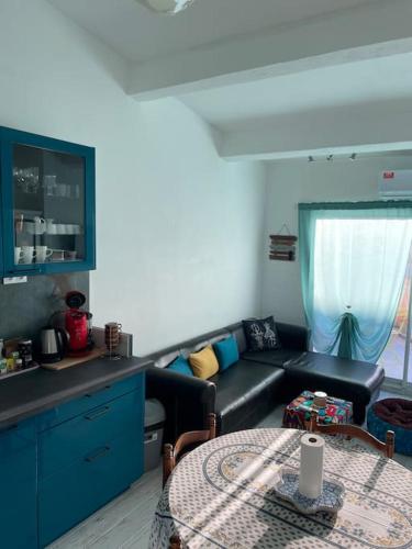 un salon avec un canapé et une table dans l'établissement Les Terrasses d'Alain F2 CV parking vélo, à Sète