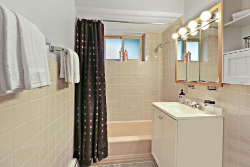 Un baño de Serene 1BR Apt in Peaceful Community - Salem 2B