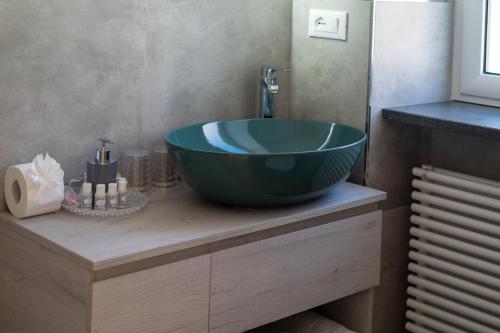 a bathroom with a large green bowl sink on a counter at Alloggio nuovissimo al centro e rilassante in Ischia
