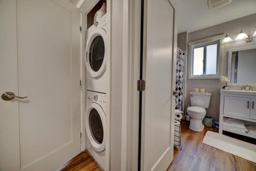 y baño con lavadora y secadora. en Cozy 2 Bedroom Townhouse in Northgate, en Seattle