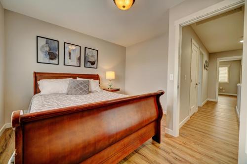 1 dormitorio con 1 cama grande y pasillo en Cozy 2 Bedroom Townhouse in Northgate, en Seattle