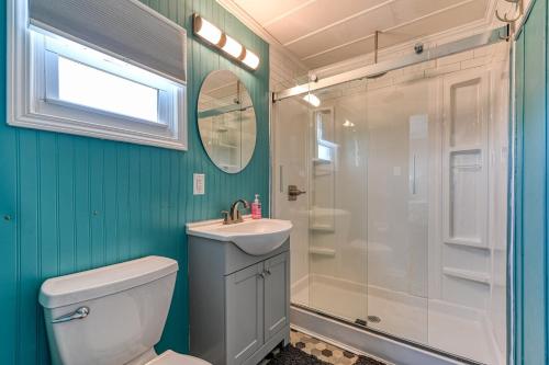 een badkamer met een toilet, een wastafel en een douche bij Lil' Nauti in Surf City