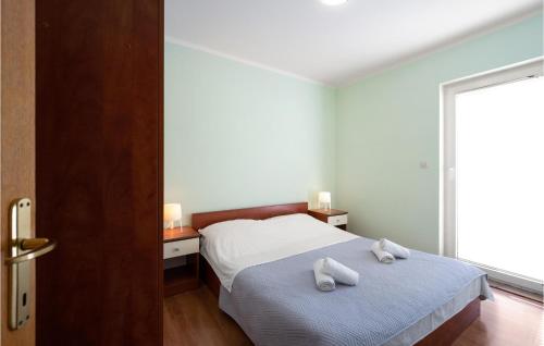 1 dormitorio con 1 cama con 2 toallas en 2 Bedroom Amazing Apartment In Murter, en Murter