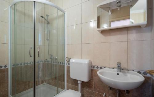y baño con aseo, lavabo y ducha. en 2 Bedroom Amazing Apartment In Murter, en Murter