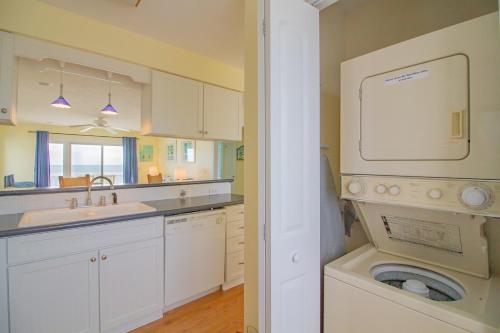 Dapur atau dapur kecil di Oceanfront with Awesome Amenities - Ocean Dunes 1002