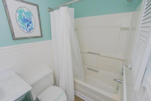 Bilik mandi di Ocean Dunes1st Floor Townhouse - Oceanfront with Pools - Kure Beach