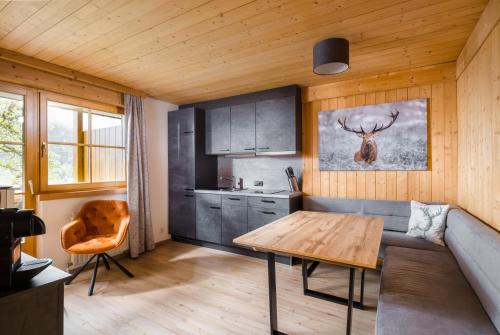 - un salon avec un canapé et une table dans l'établissement Apartmenthaus Matri, à Wald am Arlberg