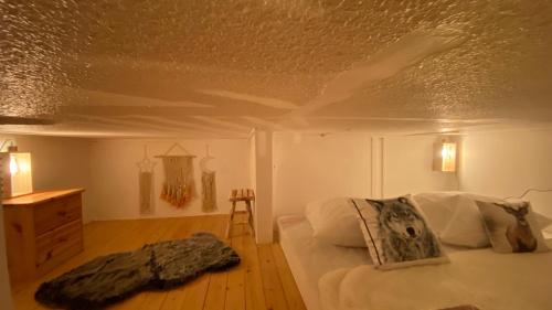 a bedroom with a bed and a ceiling at Les Menuires centre! Chaleureux studio sur les pistes! in Les Menuires