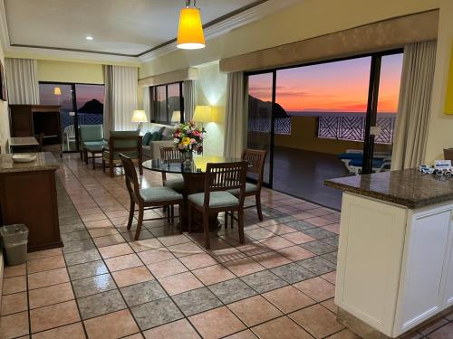 een keuken en eetkamer met een tafel en stoelen bij Royal Villas Resort in Mazatlán