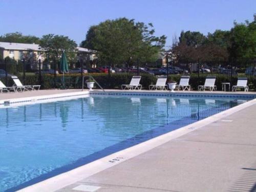 a large swimming pool with lounge chairs next to it at Lg. 2 br Apt. North of Chicago w/ Free Parking in Des Plaines