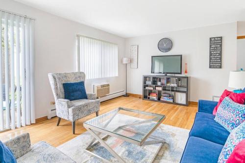 TV a/nebo společenská místnost v ubytování Lg. 2 br Apt. North of Chicago w/ Free Parking
