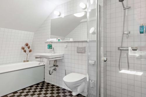 uma casa de banho com um WC, um lavatório e um chuveiro em Best Western Plus Kalmarsund Hotell em Kalmar
