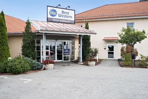 Un edificio con il miglior cartello occidentale di fronte. di Best Western Hotel Vidöstern a Värnamo