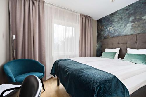 - une chambre avec un lit, une chaise et une fenêtre dans l'établissement Best Western Hotel Vidöstern, à Värnamo