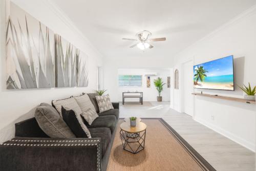 a living room with a couch and a ceiling fan at Alani Bay Villas in Fort Lauderdale