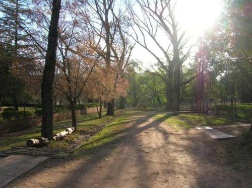 un camino de tierra en un parque con árboles en Casa de Campo en Nono en Nono