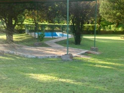 un parque con piscina en medio de un parque en Casa de Campo en Nono en Nono