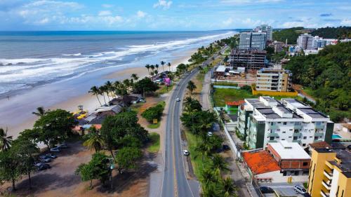 an aerial view of a beach with buildings and the ocean at Temporada Ilhéus 2/4 in Ilhéus