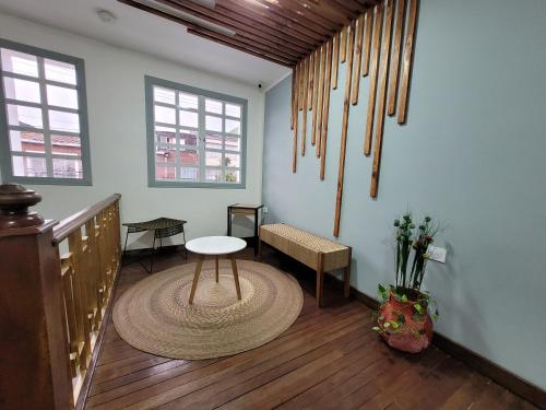 Habitación con banco y mesa en el suelo en Corazon del Molino Corferias Bogota- Embajada Americana, en Bogotá