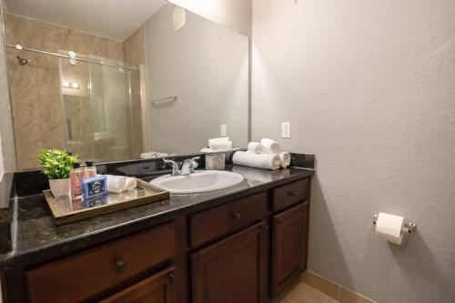 y baño con lavabo y espejo. en Tuscana Resort Champions Gate, en Kissimmee