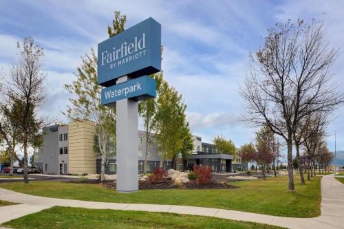 una señal para un hotel frente a un edificio en Fairfield Inn & Suites by Marriott Missoula Airport, en Missoula