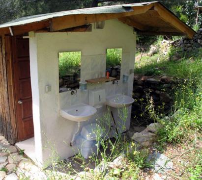 a bathroom with two sinks in a shed at zerguz camping 