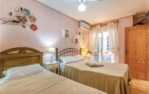 Un pat sau paturi într-o cameră la Beautiful Apartment In Orihuela Costa With 2 Bedrooms, Wifi And Outdoor Swimming Pool