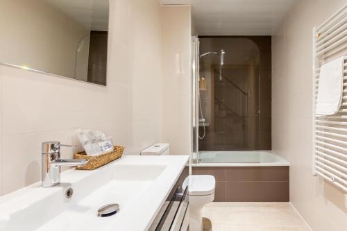 La salle de bains est pourvue d'un lavabo, de toilettes et d'une douche. dans l'établissement Casa 20 minutos de Barcelona y WIFI alta capacidad, à Sant Cugat del Vallès