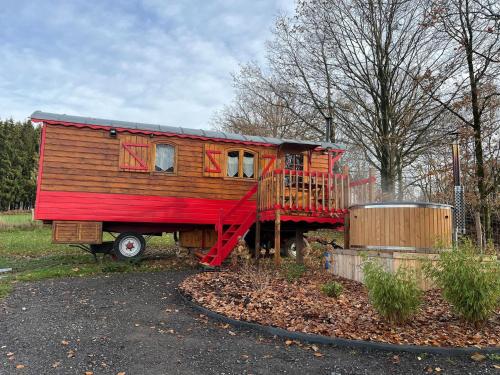 Unusual cottage with Nordic bath for 2 people in Porcheresse in the Ardennes