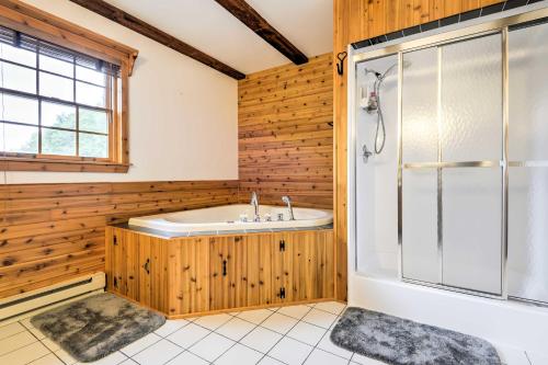 Das Bad ist mit einer Badewanne und einer Dusche ausgestattet. in der Unterkunft Thompson Home with Deck and Pond, 8 Mi to Elk Mountain in Thompson