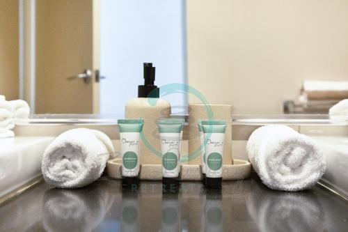 达尔文ZEN CENTRAL Ambient 3BR Apt in the Heart of Darwin的一组四件产品摆放在镜子前