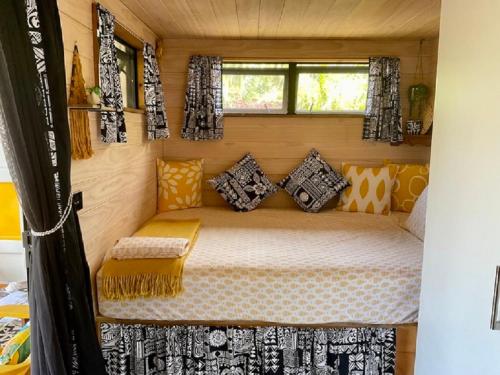 una camera con un letto in una casetta di Are Mii a stylish one room container home a Rarotonga