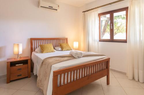 a bedroom with a bed and a window at Flat Térreo Brisas do Amor 2 Dormitorios in Pipa