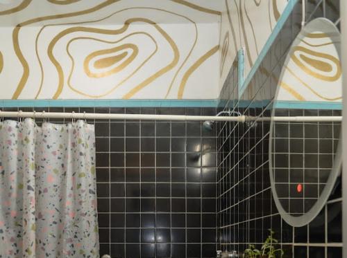baño con una pared de azulejos en blanco y negro en The cool house Habitación 2, en Ciudad Guzmán
