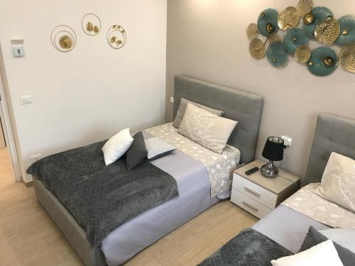um quarto com uma cama e uma mesa de cabeceira com uma cama sidx sidx em Cà Nicola 3 em Cortemaggiore