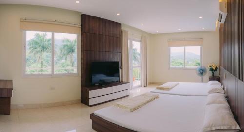 Postel nebo postele na pokoji v ubytování Villa Hồ Đồng Quýt - Venuestay