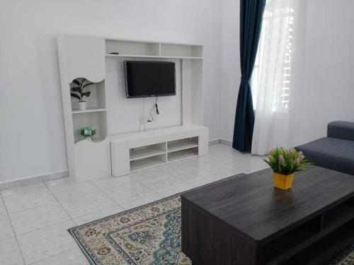 雙溪大年的住宿－Homestay Pinang Tunggal，带沙发和电视的客厅