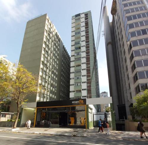 due edifici alti con persone che camminano davanti a un palazzo di Condomínio Siqueira Campos a San Paolo