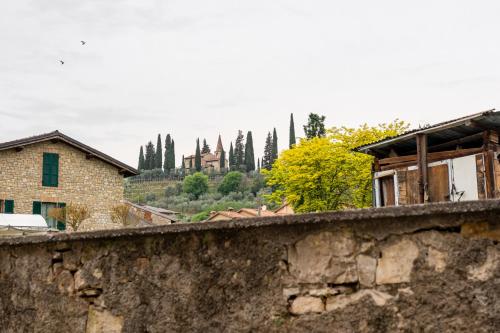 una pared de piedra con un castillo en el fondo en Pina's House - by Host4U, en Gussago