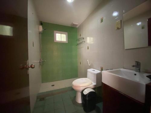 La salle de bains est pourvue de toilettes et d'un lavabo. dans l'établissement Momarco Forest Cove, à Tanay