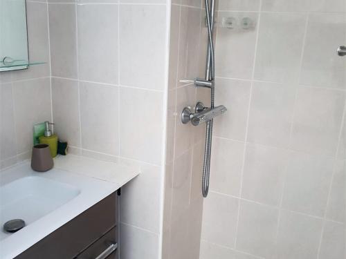 une salle de bain avec douche et lavabo dans l'établissement T2 climatisé 4 pers avec loggia à 300m de la plage, Argelès-sur-Mer - FR-1-388-107, à Argelès-sur-Mer