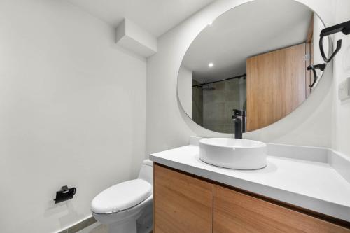 y baño con lavabo y espejo. en FH - Luxury coliving in Virrey park - Bogota, en Bogotá