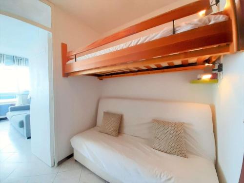 sypialnia z białym łóżkiem i 2 łóżkami piętrowymi w obiekcie Studio Saint-Lary-Soulan, 1 pièce, 4 personnes - FR-1-457-315 w mieście Saint-Lary-Soulan