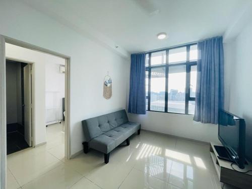 uma sala de estar com um sofá e uma televisão em Heart of Petaling Jaya near LRT Line 5 (9) em Petaling Jaya