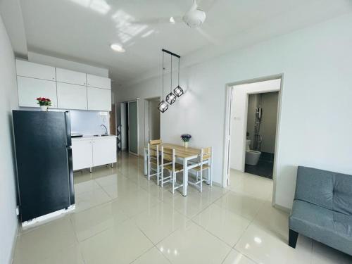 uma cozinha e uma sala de estar com um sofá e uma mesa em Heart of Petaling Jaya near LRT Line 5 (9) em Petaling Jaya