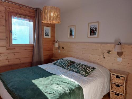 a bedroom with a bed with a lamp and a window at Charmant 3 pièces, proche des pistes, parking, wifi - FR-1-411-866 in Bourg-Saint-Maurice