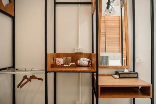 a room with a shelf and a mirror at Cozy House City center BTS&MRT in Bangkok