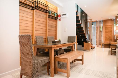 comedor con mesa de madera y sillas en Cozy House City center BTS&MRT en Bangkok