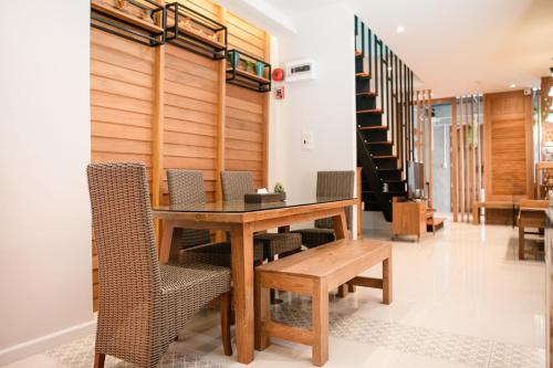 a dining room with a wooden table and chairs at Cozy House City center BTS&MRT in Bangkok